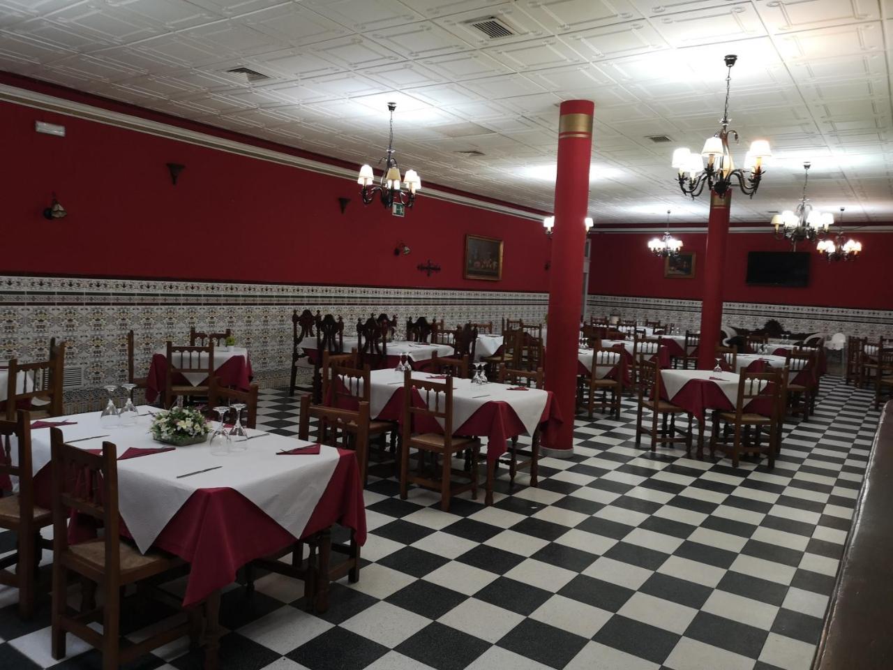 Hostal El Camionero Burguillos Del Cerro Екстериор снимка